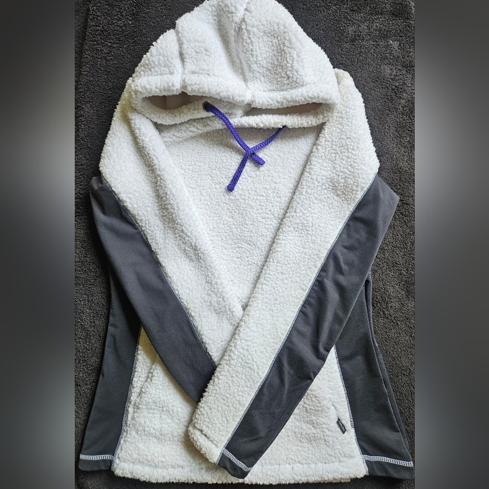 Women's Cabella's Fuzzy Hoodie - Size Large